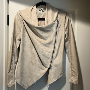 NWT super cute Blank NYC cream faux leather & sueded mix zip front crop jacket.